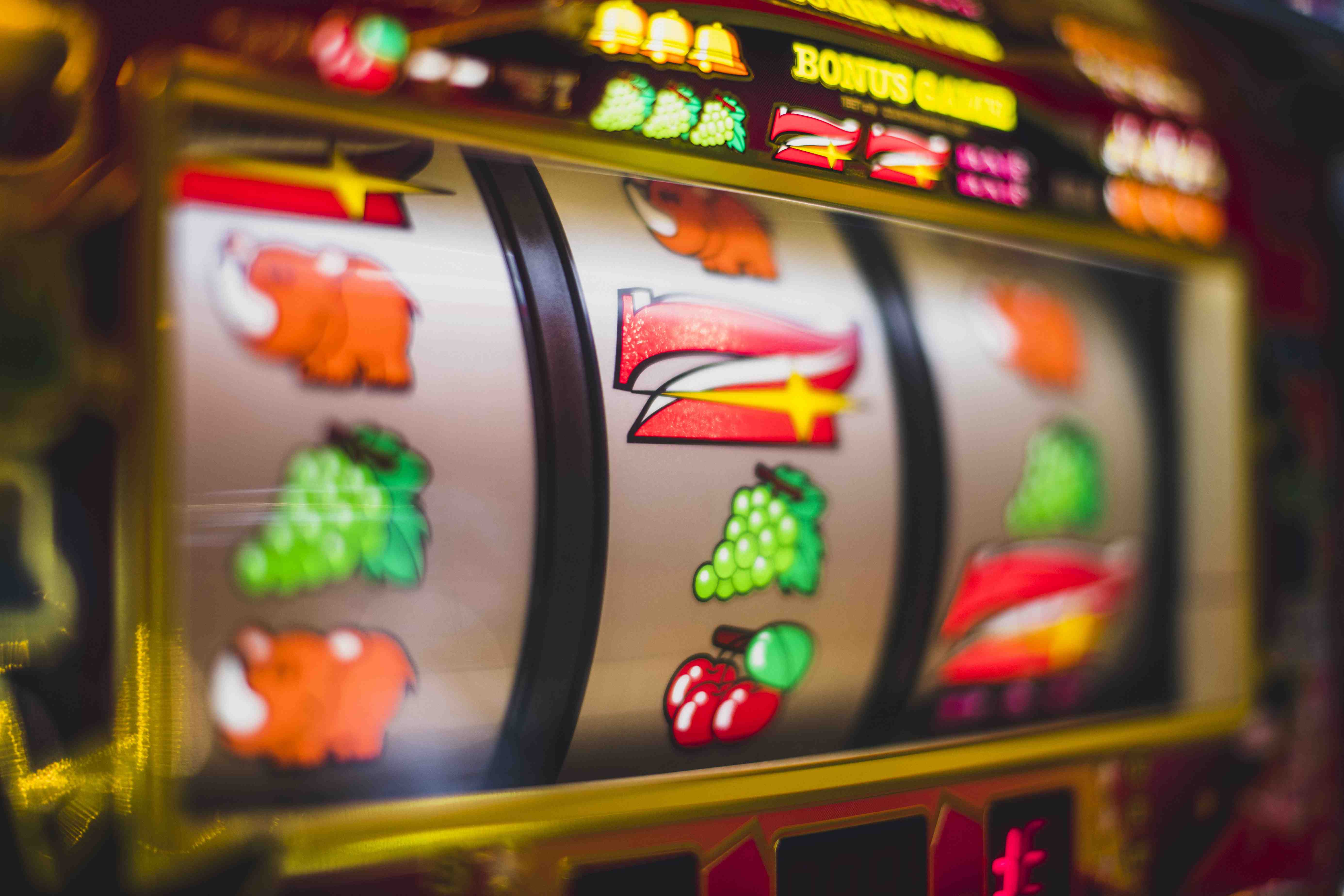 Người chơi thỏa thích thưởng thức các trò chơi slot online tại bij88